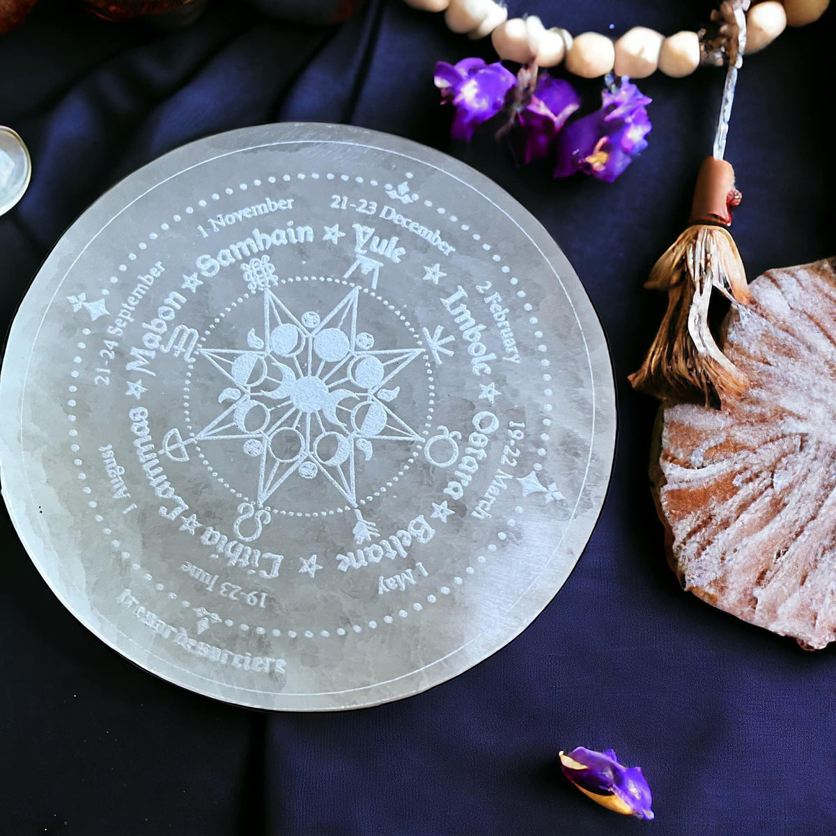 Plaque de Sélénite Roue de l'Année, cristal sorcière