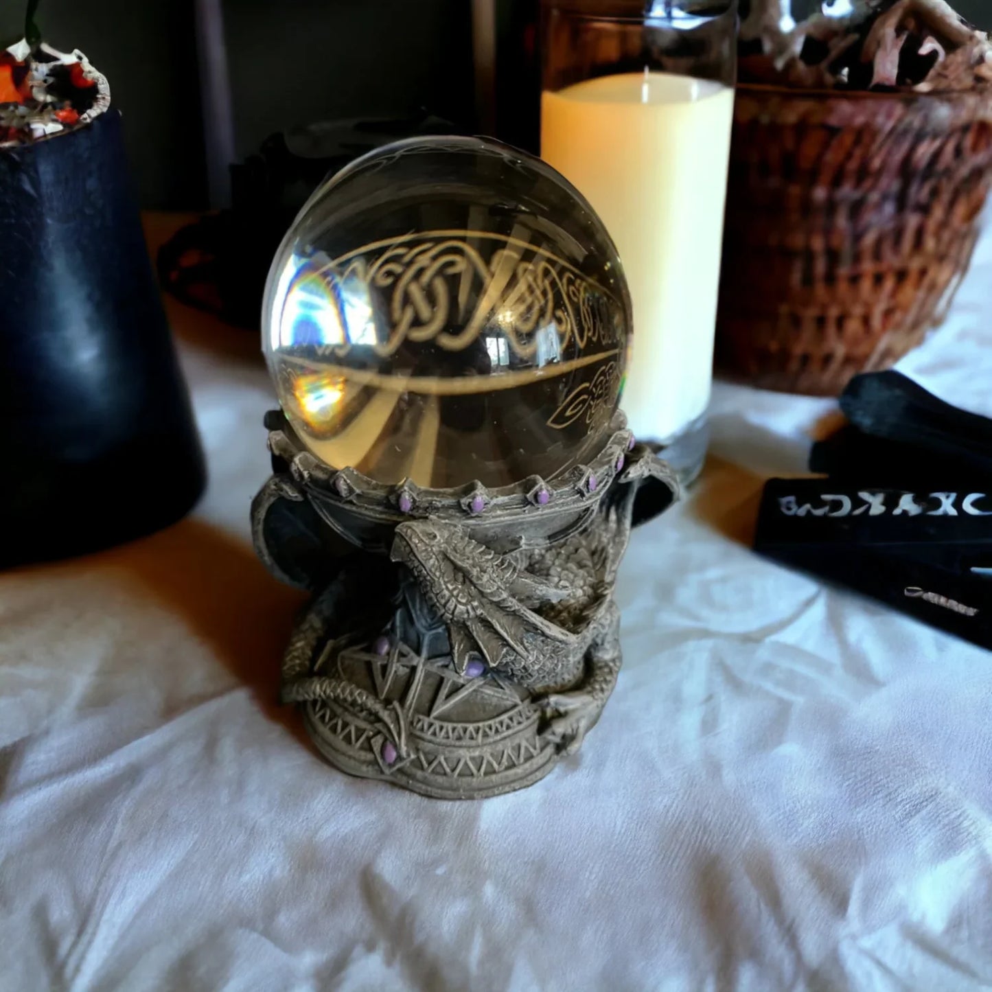 Boule de cristal et support dragon, détail boule de cristal