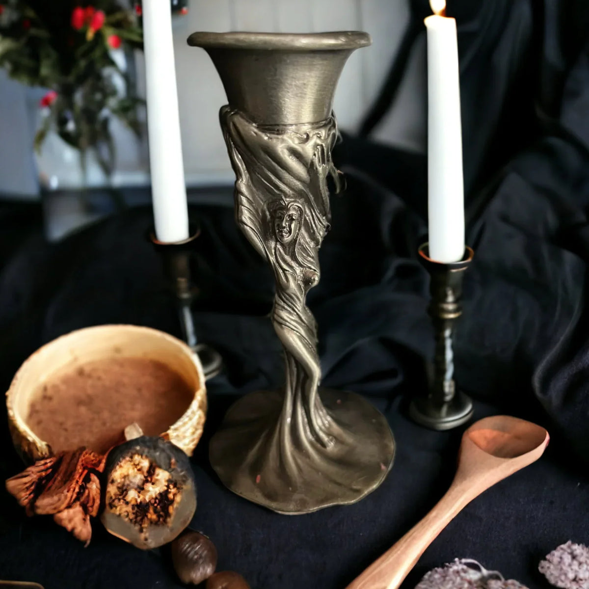 Bougeoir sorcière en étain, détail