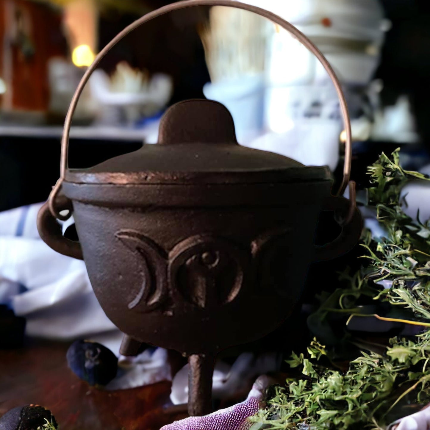 Chaudron sorcière, triple lune , sorcellerie, rituel, witchy,