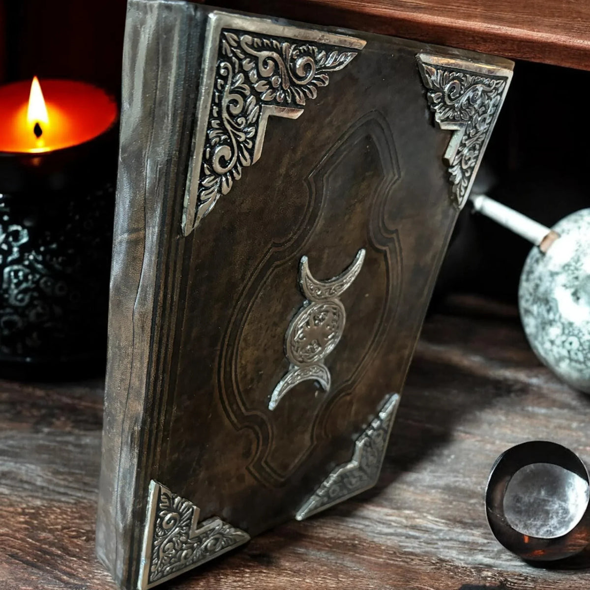 Grimoire triple lune, dos du livre