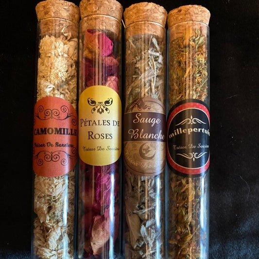 4 fioles d’armoise, de sauge, de lavande, de roses séchées