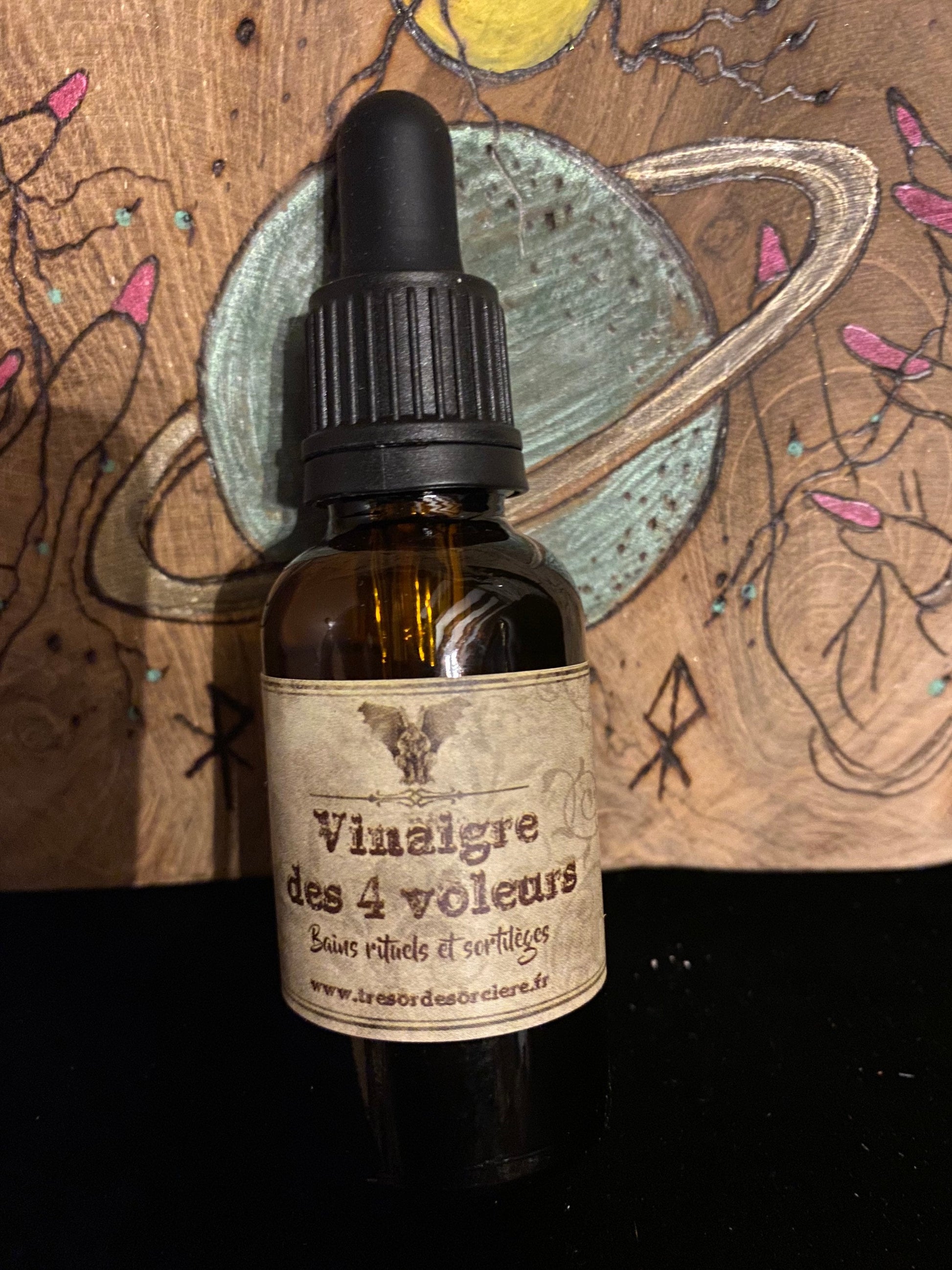Vinaigre des 4 voleurs fait maison, ésotérique, sorcellerie, wicca, rituel, witchy, magie, witch, witchcraft, wiccan,