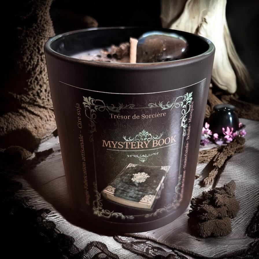 Bougie "mystéry book", bougie sorcière, bougie gothique, bougie cristaux, bougie parfumée