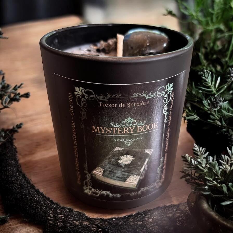 Bougie "mystéry book", bougie sorcière, bougie gothique, bougie cristaux, bougie parfumée