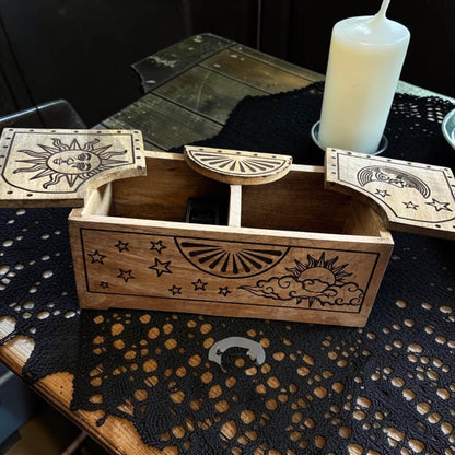 Boîte à tarots en bois, portes coulissantes ouvertes