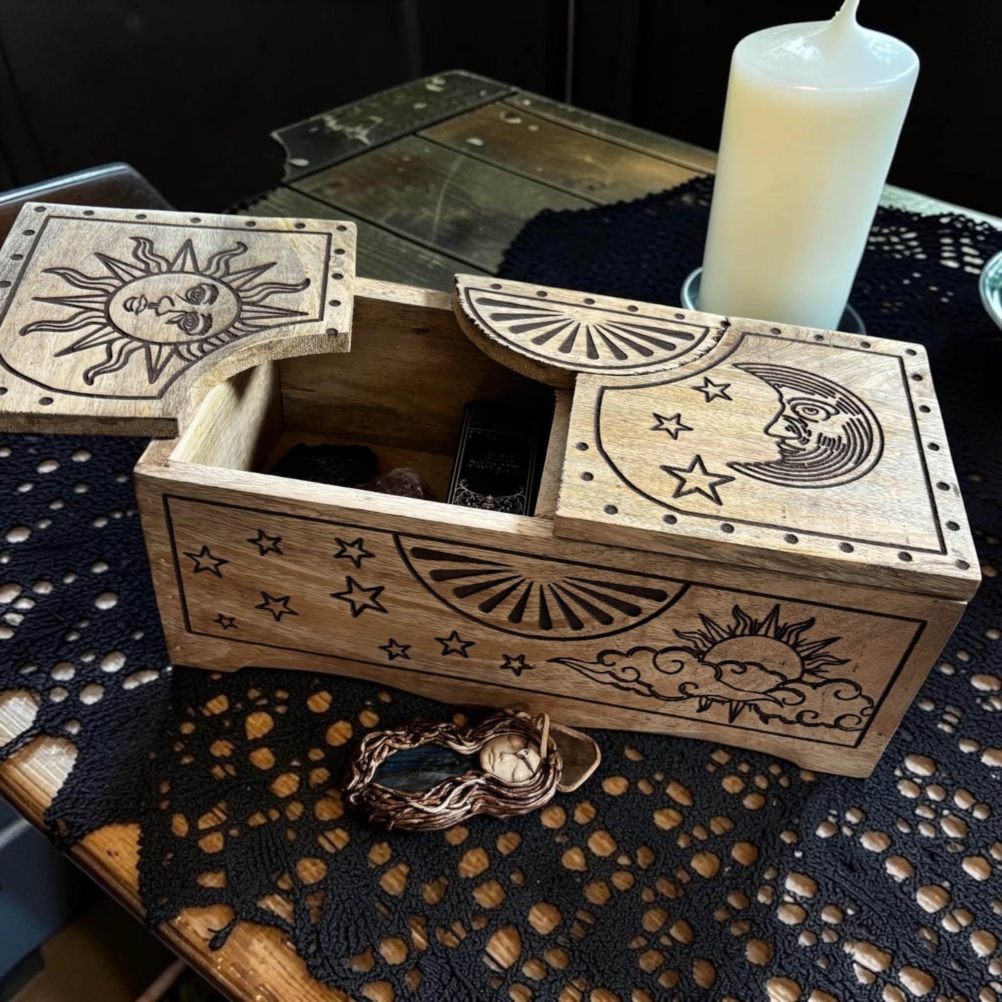 Boîte à tarots en bois, compartiments intérieurs pour cartes et cristaux