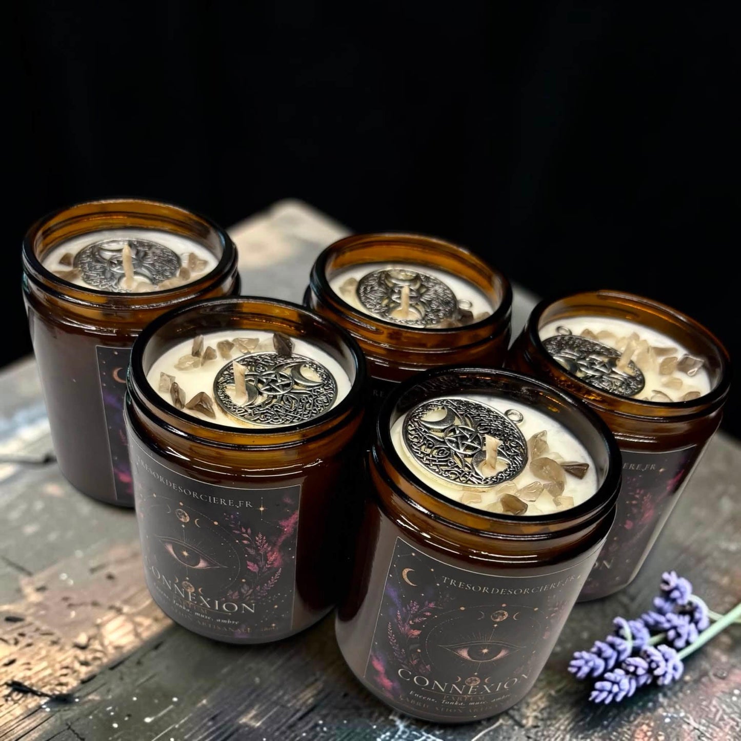 Bougie artisanale cire et pierres, décor rituel sorcellerie