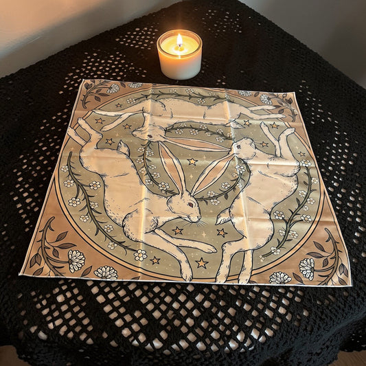 nappe d’autel ésotérique Ostara lièvre sacré décoration autel païen sabbat du printemps